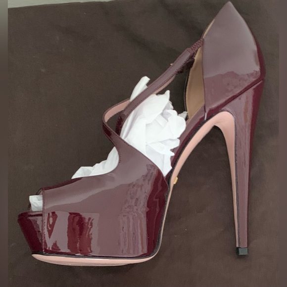 Excellent Condition, Gently Worn, Gucci, Burgundy Patent Leather Pump, Size 37/7 - Picture 7 of 15